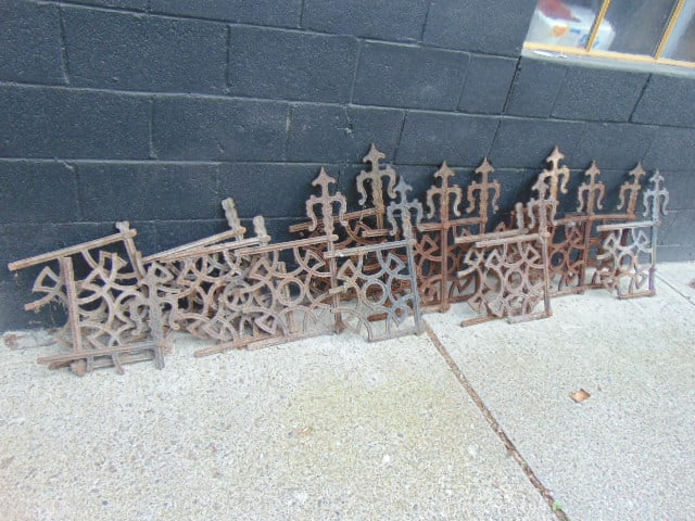 Gothic revival cast iron widow walk, salvaged but in poor condition, approximately 10 pieces plus: Gothic revival cast iron widow walk, salvaged but in poor condition, approximately 10 pieces plus parts. rusted.