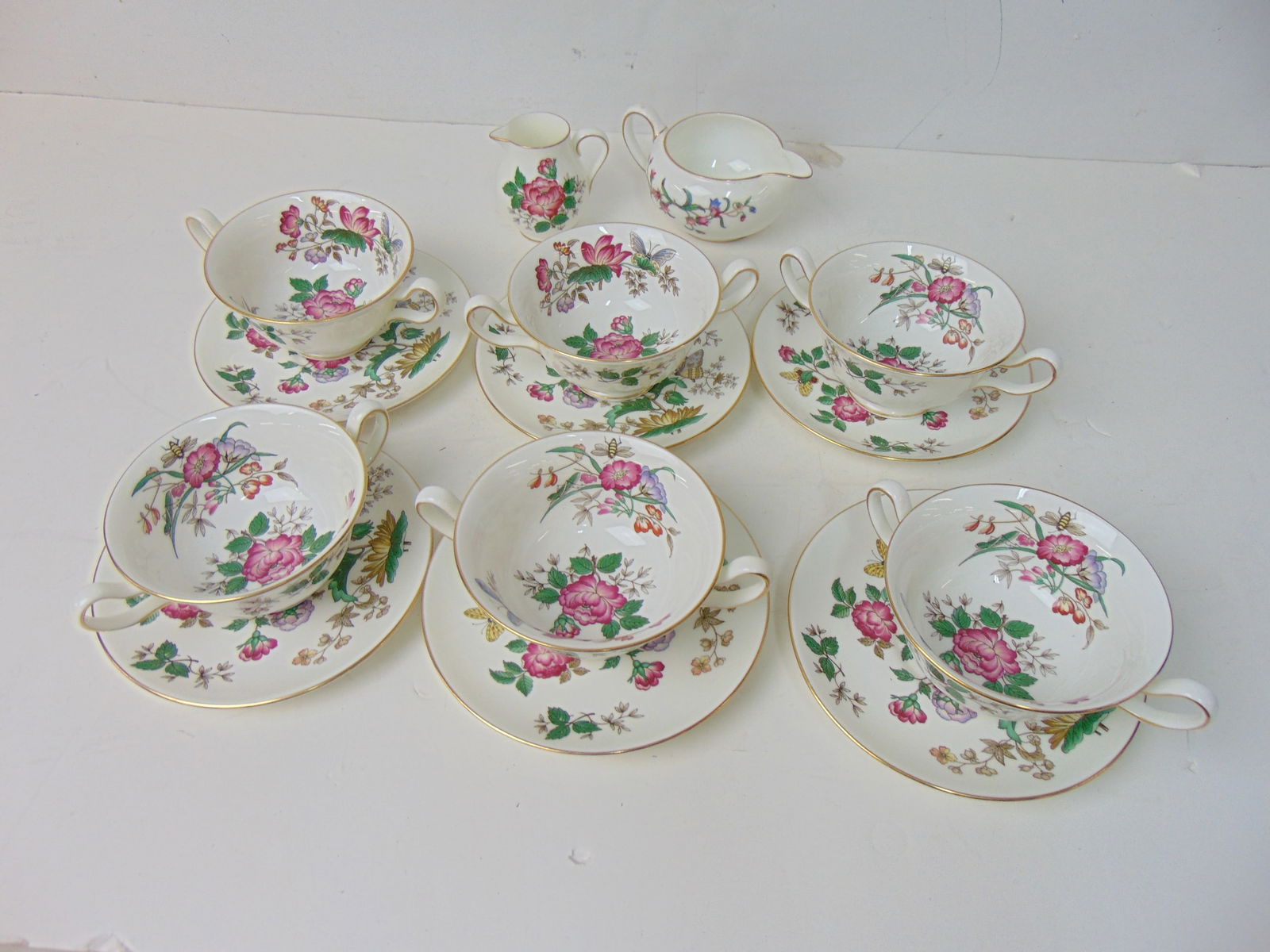 6 Wedgewood cups and saucers plus 2 creamers, Charnwood pattern, one creamer is Devon Sprays, good c: 6 Wedgewood cups and saucers plus 2 creamers, Charnwood pattern, one creamer is Devon Sprays, good condition