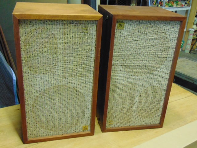 2 vintage AR speakers (1 of 2)