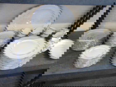 Large set Wedgwood Amhurst pattern porcelain dinnerware