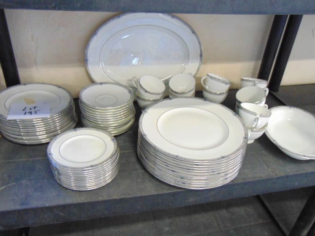 Large set Wedgwood Amhurst pattern porcelain dinnerware (1 of 3)
