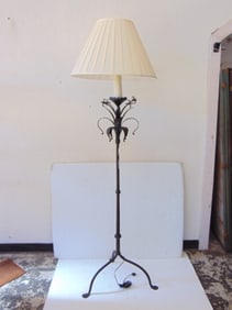 Iron floor lamp with floral decorative elements