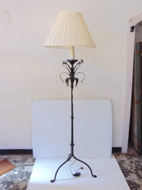 Iron floor lamp with floral decorative elements (1 of 3)