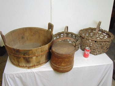 Country lot to include baskets, washtub, firkin, etc.