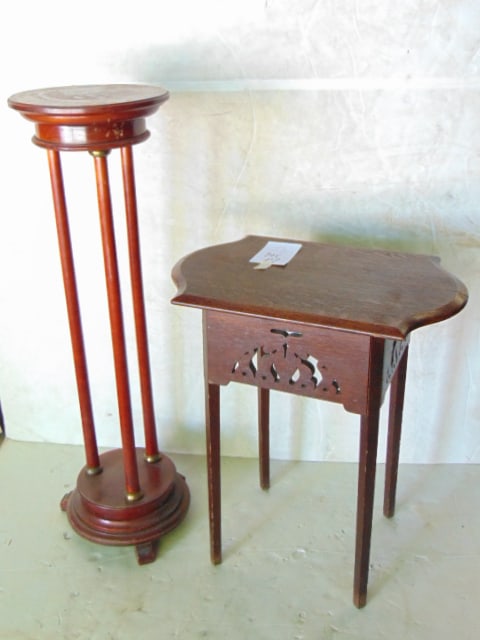 Small oak table and pedestal (1 of 2)