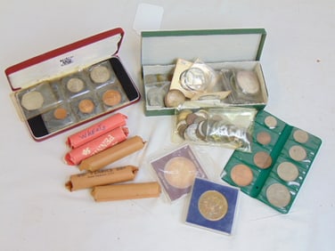 Coin lot, various foreign coins, sets, 5 rolls with pennies