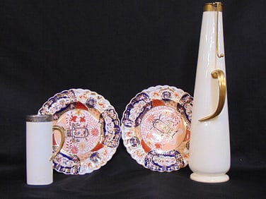 Coalport cup & matching pitcher with gilt accents plus two English Imari plates, Coalport pitcher