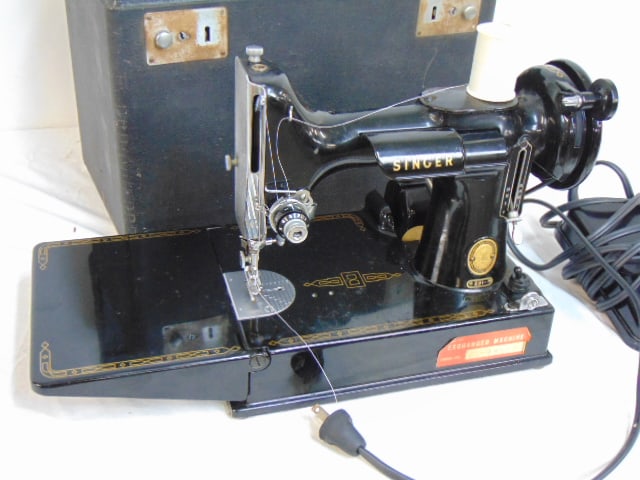 Singer featherweight sewing machine, 221-, in original case, with accessories. (1 of 7)