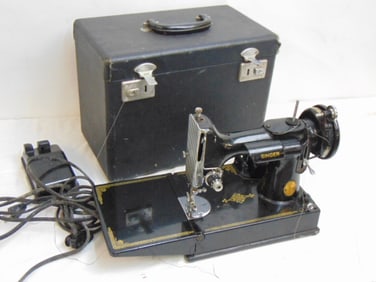 Singer featherweight sewing machine in case
