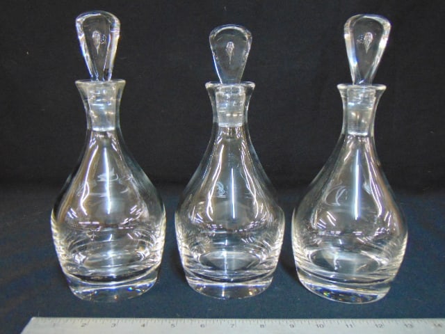 3 Steuben crystal decanters with air bubble stoppers, decanters are 8" tall plus stoppers, good: 3 Steuben crystal decanters with air bubble stoppers, decanters are 8" tall plus stoppers, good condition.
