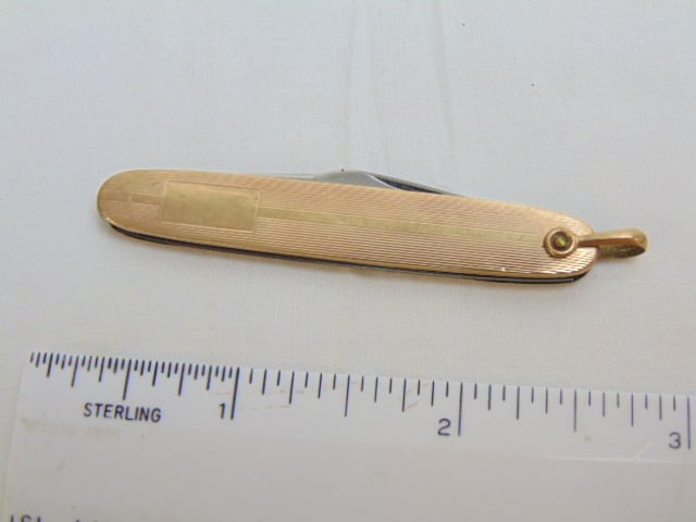 Jewelry. 14kt Gold pocket knife, 13.45 grams case is gold the two knives are stainless, engraved LNM (1 of 3)