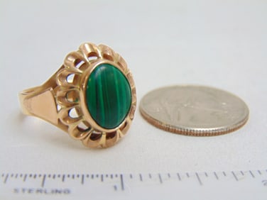 Jewelry. 14kt Gold malachite ring, 8.45 grams, size 10, hallmarks on the outer shank, tested for