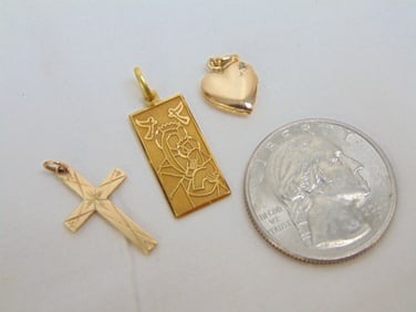 Jewelry. (3) small gold pendants, 4.65 grams