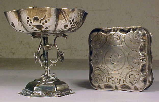 Small silver salt & small silver pillbox: Small silver salt with bird 2.5" tall & small silver pillbox, both are hallmarked