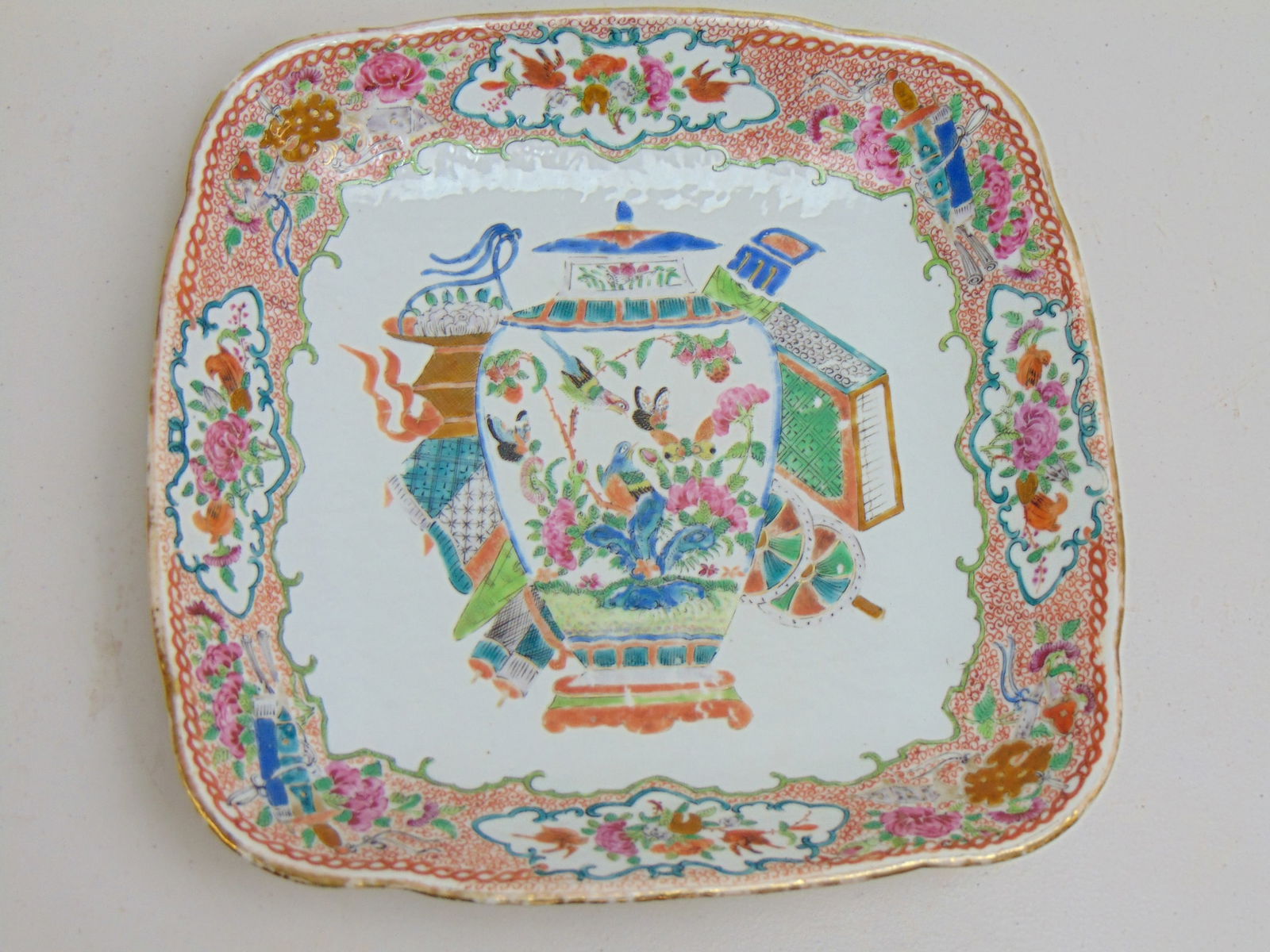 Chinese porcelain dish with urn decoration, 9" by 9.25"gilt on rim worn, otherwise ok: Chinese porcelain dish with urn decoration, 9" by 9.25"gilt on rim worn, otherwise ok