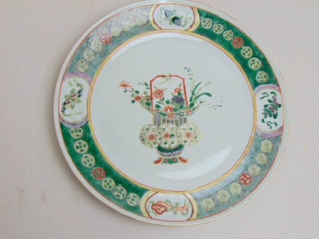 Chinese porcelain plate with flower basket decoration, green rim, 9 5/8" in diameter, good condition: Chinese porcelain plate with flower basket decoration, green rim, 9 5/8" in diameter, good condition