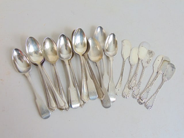 Lot coin silver spoons, butter knives, 15.5 troy (1 of 4)