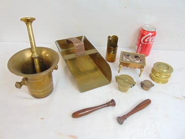 Lot misc. small brass items, weight set, miniature trivet, mortar & pestle, more