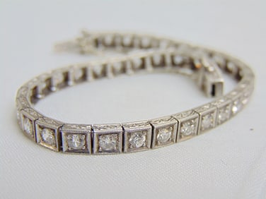 Jewelry. Art Deco Platinum Diamond bracelet, 18 grams, each diamond approx. 2 1/2 mm each, 7"