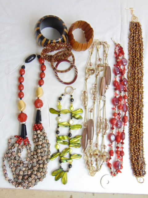 Lot of Jewelry to include 10 pc, 14kt yellow gold clasp chunky beaded necklace; Lucite beaded (1 of 9)