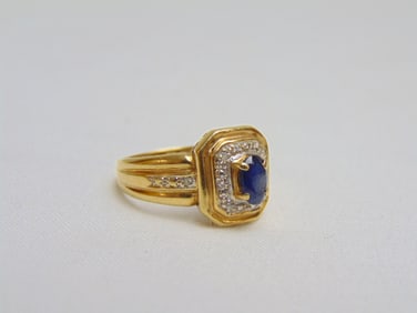 Jewelry. 18kt yellow gold ring w/ diamond chips & blue center stone, 4.40 grams, size 7, hallmark