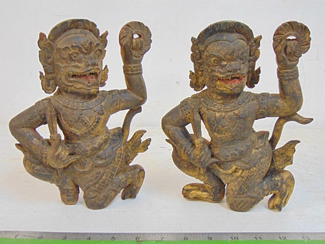 2 carved gilt wood temple figures, Thai, Indian (?), 9.5" tall, 7.25" wide: 2 carved gilt wood temple figures, Thai, Indian (?), 9.5" tall, 7.25" wide
