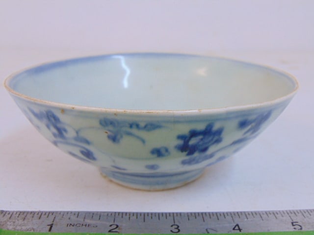 Blue & white Chinese porcelain bowl, 5 7/8" in diameter, height is 2.25", has minor hairline at top: Blue & white Chinese porcelain bowl, 5 7/8" in diameter, height is 2.25", has minor hairline at top rim