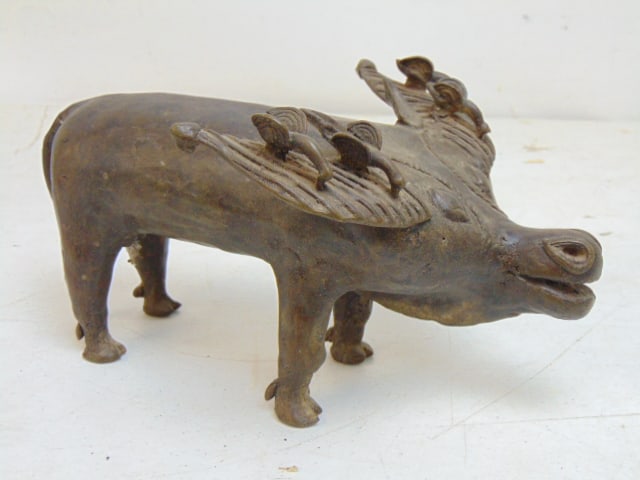 African bronze figure of a buffalo with birds on it's horns, 11" long, 7" wide, 5.75" tall: African bronze figure of a buffalo with birds on it's horns, 11" long, 7" wide, 5.75" tall