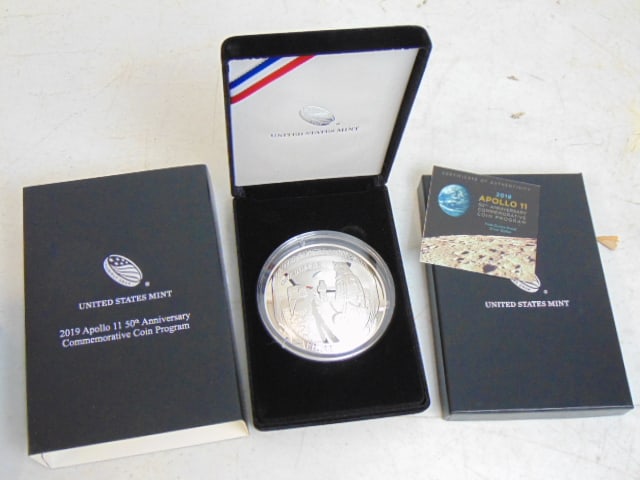 2019 Apollo 11 50th anniversary commemorative silver coin, in original box, United States Mint, 5: 2019 Apollo 11 50th anniversary commemorative silver coin, in original box, United States Mint, 5 troy