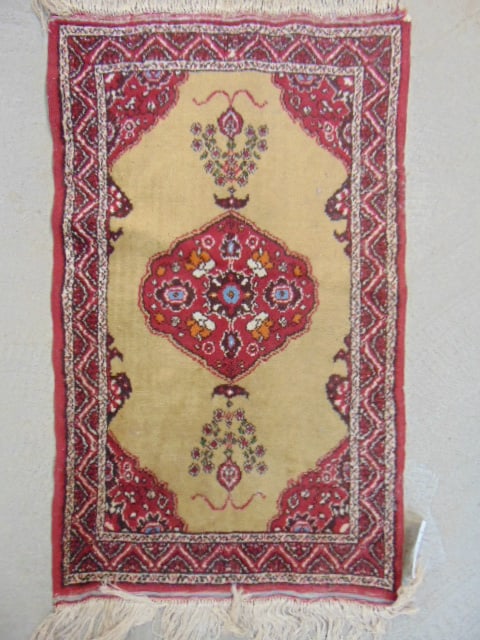 Scatter rug, beige center red border, carpet is 47" by 28.5": Scatter rug, beige center red border, carpet is 47" by 28.5"