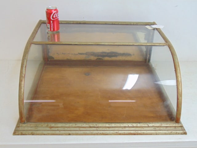 Countertop candy store showcase with curved front, case is 29" by 25", 12" tall, glass good.: Countertop candy store showcase with curved front, case is 29" by 25", 12" tall, glass good.