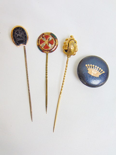 Jewelry. 14kt yellow gold stick pin 2.70 grams, tested & stick pin w/ agate or bloodstone? tested: Jewelry. 14kt yellow gold stick pin 2.70 grams, tested & stick pin w/ agate or bloodstone? tested 14kt 2.50 grams & 14k black intaglio stick pin, broken, tested 14k 3.10 grams & tie pin with gold crow
