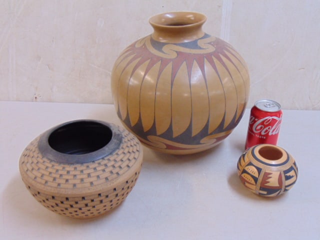 3 earthenware decorative pots, Hopi & Mexican, largest pot is 11" in diameter: 3 earthenware decorative pots, Hopi & Mexican, largest pot is 11" in diameter