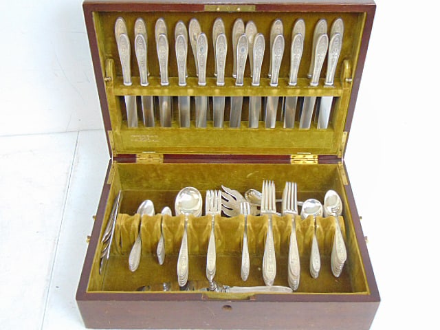 Large set sterling silver flatware in original case, Wedgwood by international sterling, 130 troy: Large set sterling silver flatware in original case, Wedgwood by international sterling, 130 troy plus 25 large handles & 4 small, includes 24 dinner forks, 24 knives, 12 lunch forks, 22 small spoons,