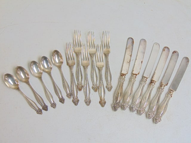 Lot sterling silver flatware, 5 spoons, 6 forks, 6 knives, 11.5 troy plus knives: Lot sterling silver flatware, 5 spoons, 6 forks, 6 knives, 11.5 troy plus knives