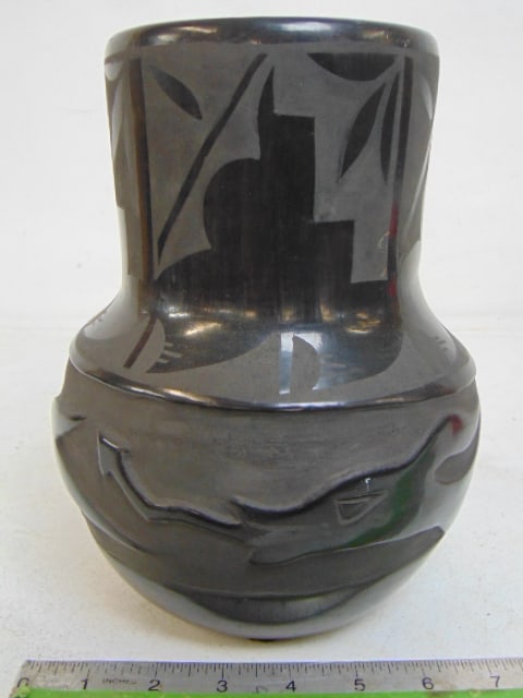 John Santa Clara black on black Native American vase, 9.5" tall, 7.25" wide, in good condition: John Santa Clara black on black Native American vase, 9.5" tall, 7.25" wide, in good condition