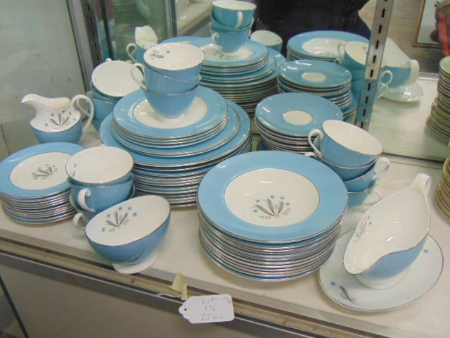 Set Royal Doulton dinnerware, "Caprice", 12 deep plates, 4 salad plates, 11 bread plates, 12 dinner: Set Royal Doulton dinnerware, "Caprice", 12 deep plates, 4 salad plates, 11 bread plates, 12 dinner plates, gravy, sugar and creamer, more