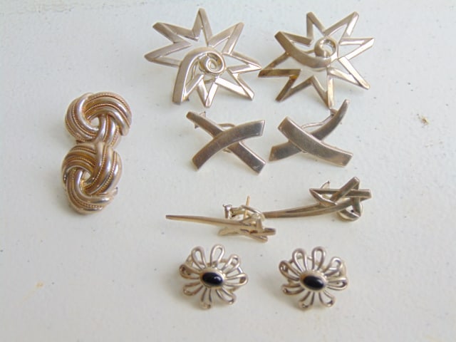 Jewelry. 4 pairs signed Sterling Tiffany & Co. earrings for Paloma Picasso & 1 pair of sterling: Jewelry. 4 pairs signed Sterling Tiffany & Co. earrings for Paloma Picasso & 1 pair of sterling earrings not signed. Tiffany earrings w/ black onyx .23 troy oz; three sterling Tiffany earrings 1.22 to