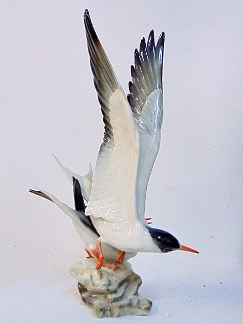 Porcelain figural of seagulls by Hutschenreuther, "Mowenpaar", height is 13.75", in good condition. (1 of 7)