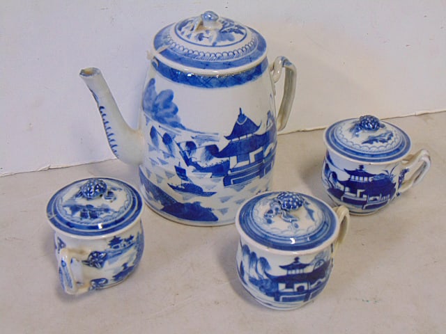 Chinese Canton lot, tea pot & 3 small covered pot de Creme cups, blue & white porcelain, one pot has: Chinese Canton lot, tea pot & 3 small covered pot de Creme cups, blue & white porcelain, one pot has crack