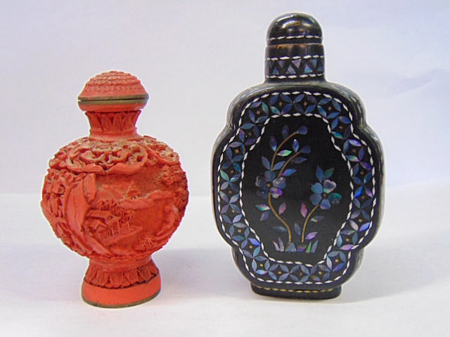 2 snuff bottles, one cinnabar, other in black with mother of pearl decorations (1 of 4)