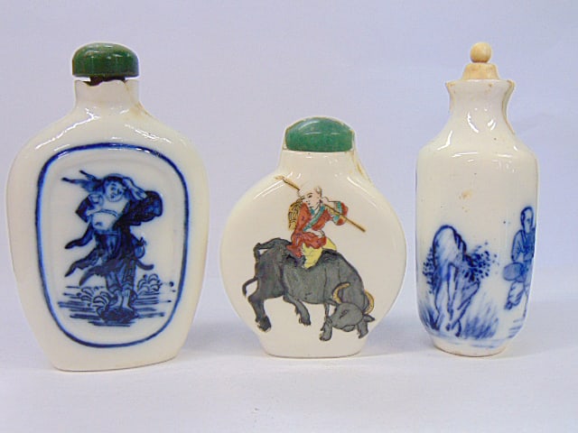 3 signed porcelain Chinese snuff bottles, two decorated in blue & white, other in color, shows (1 of 7)