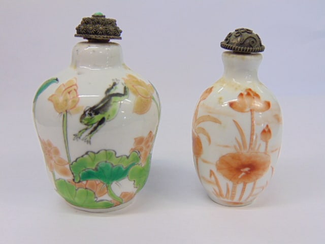 2 Chinese porcelain snuff bottles, one with orange floral decoration, other decorated with frogs, (1 of 4)