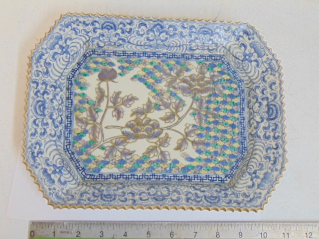 Chinese floral decorated dish with scalloped edge, 11.5" by 8 5/8", good condition: Chinese floral decorated dish with scalloped edge, 11.5" by 8 5/8", good condition
