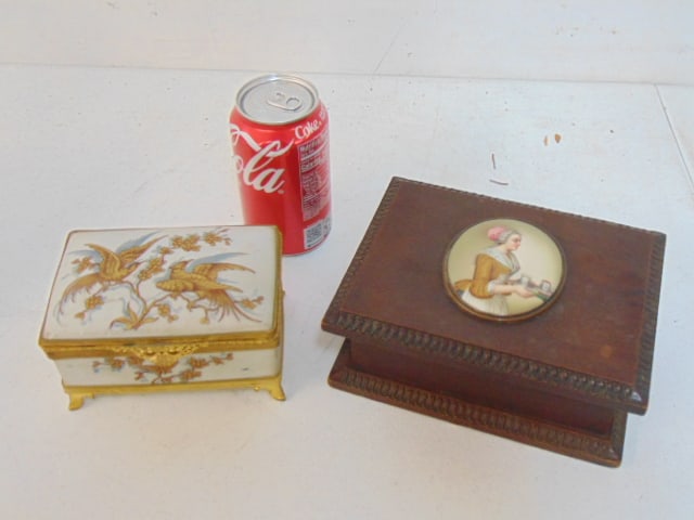 Porcelain box & wood box with porcelain oval plaque in lid, porcelain box decorated with exotic (1 of 7)