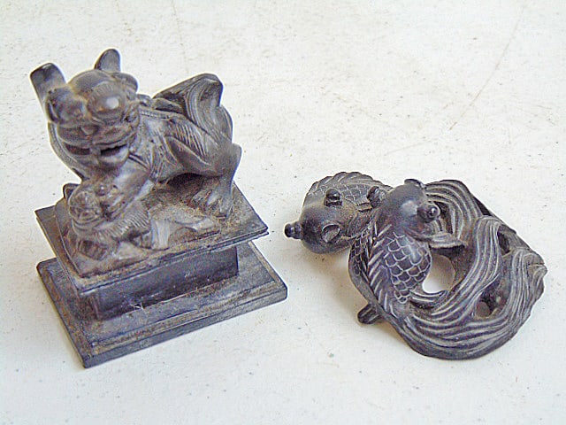 2 small Chinese stone carvings, fish, koi & foo dog, fish 2" by 2.5", base foo dog is 2.25" by 1.5": 2 small Chinese stone carvings, fish, koi & foo dog, fish 2" by 2.5", base foo dog is 2.25" by 1.5"