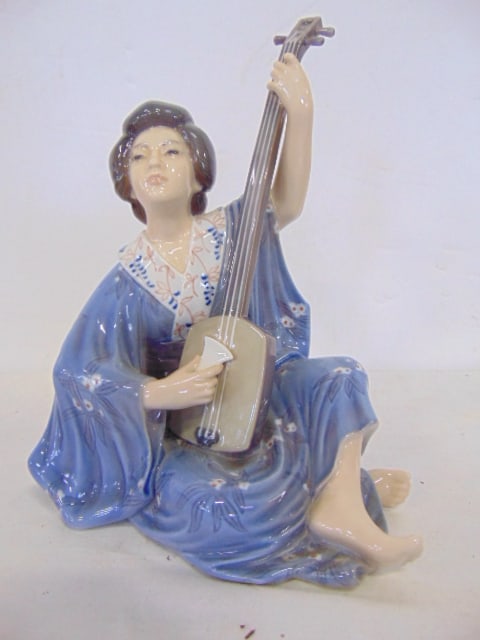 Dahl Jensen porcelain figurine, Geisha with string instrument, in good condition, height is 9 1/8": Dahl Jensen porcelain figurine, Geisha with string instrument, in good condition, height is 9 1/8"