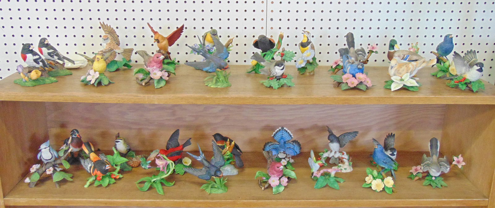 Large collection of Lenox porcelain birds, includes 32 birds, in good condition.: Large collection of Lenox porcelain birds, includes 32 birds, in good condition.