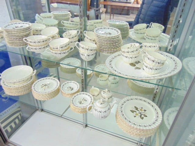 Royal Worcester "Engadine" set of porcelain dinnerware, service for 12, few missing pieces. (1 of 10)