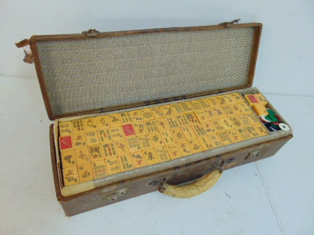 Mahjong set Bakelite in original carrying case, case is 6" by 19" by 4.5", handle as is (1 of 5)